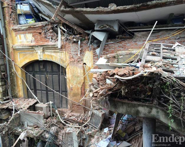 Sập tòa nhà cổ ở đường Trần Hưng Đạo nhiều người bị thương