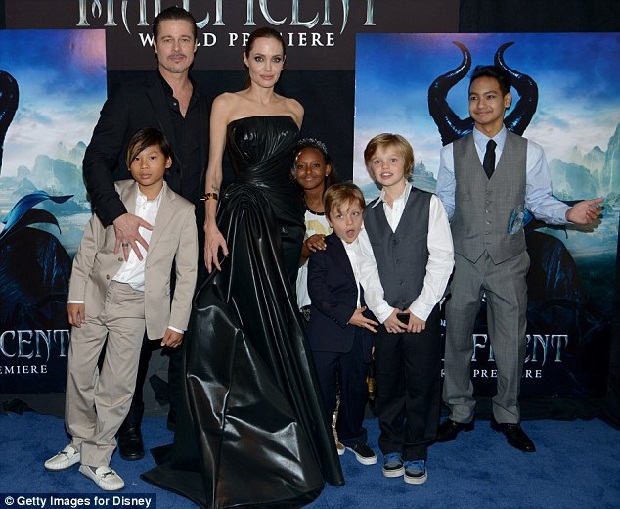 HOT: Angelina Jolie và Brad Pitt nhận thêm con nuôi