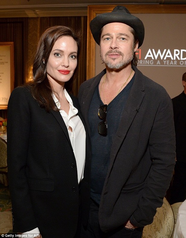 HOT: Angelina Jolie và Brad Pitt nhận thêm con nuôi