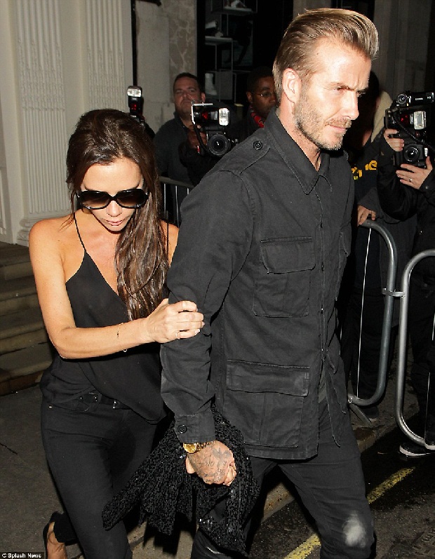 Victoria Beckham xấu hổ vì bị đổ rượu vào chỗ “nhạy cảm”