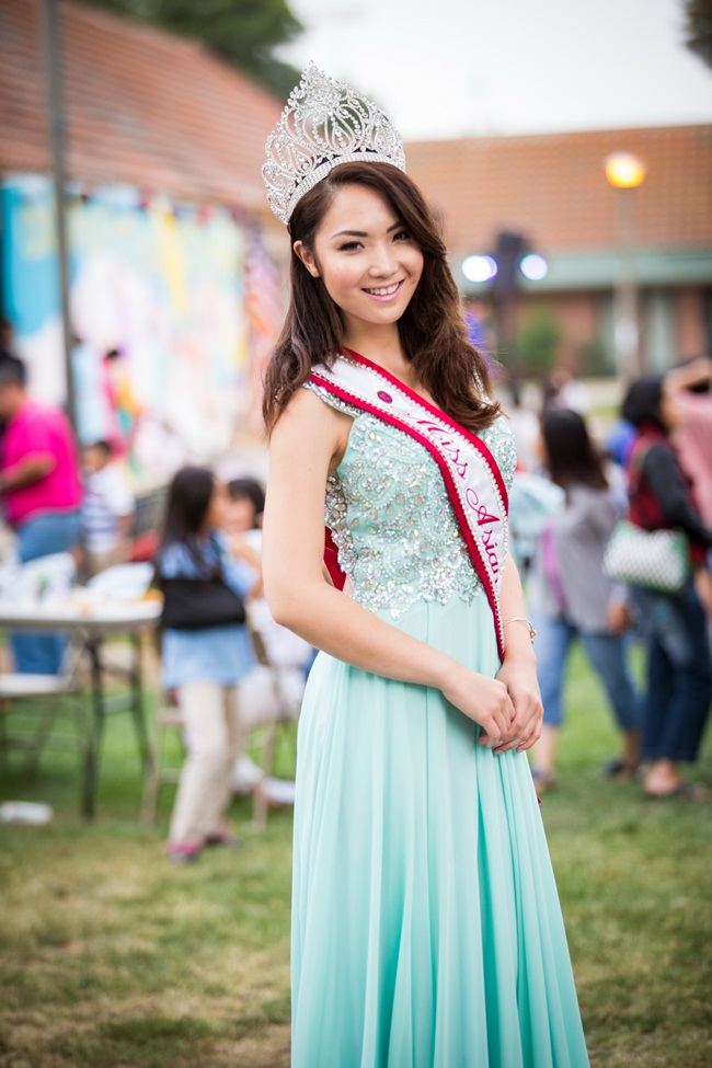 Hoa hậu Jennifer Chung đội vương miện đi làm từ thiện