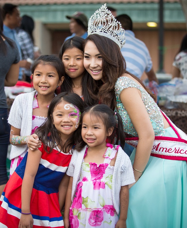 Hoa hậu Jennifer Chung đội vương miện đi làm từ thiện