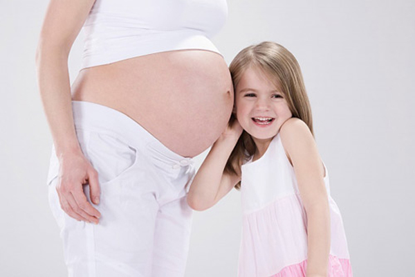 8 lý do tại sao bà bầu nên trò chuyện với em bé trong bụng mỗi ngày