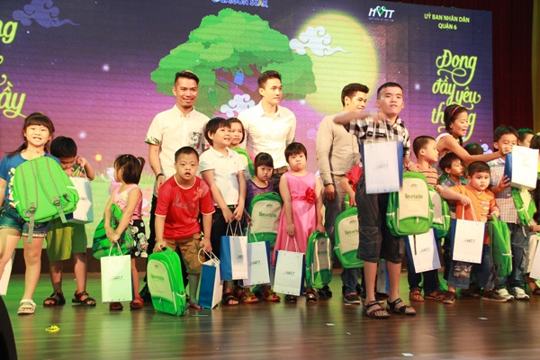 Thu Minh hạnh phúc khi vui Trung thu cùng trẻ em nghèo