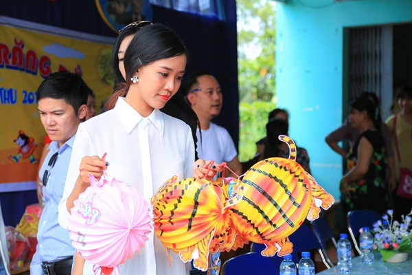 NTK Võ Việt Chung mang niềm vui Trung Thu cho trẻ em nghèo huyện Củ Chi