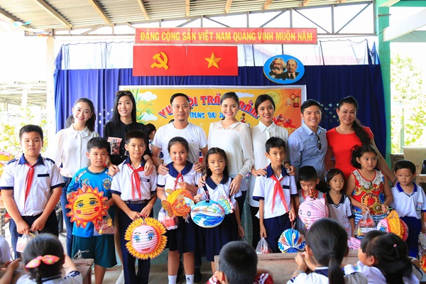 NTK Võ Việt Chung mang niềm vui Trung Thu cho trẻ em nghèo huyện Củ Chi