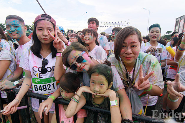 Hàng trăm trẻ nhỏ hào hứng trong lễ hội ném bột màu