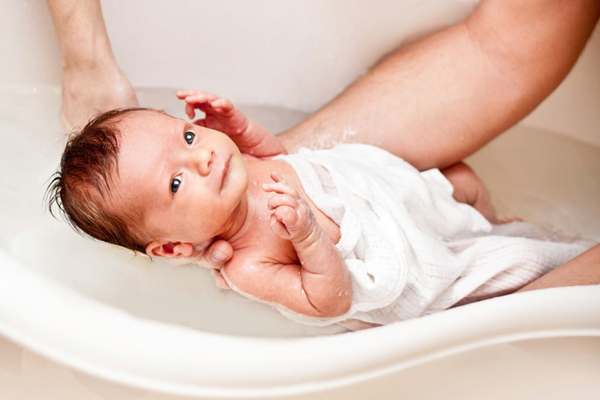 6 lý do không nên tắm cho bé ngay sau khi sinh