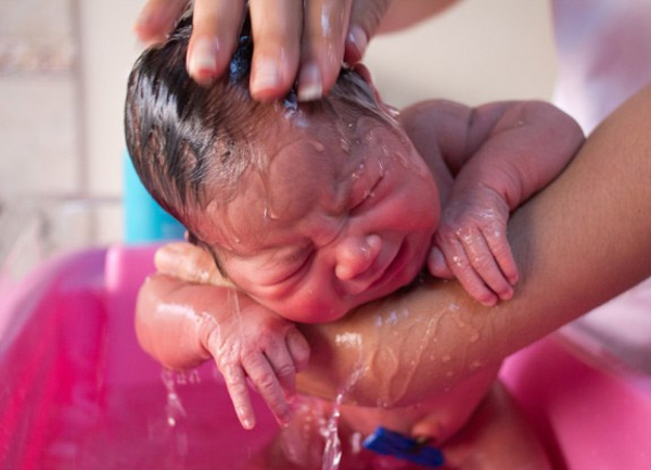 6 lý do không nên tắm cho bé ngay sau khi sinh