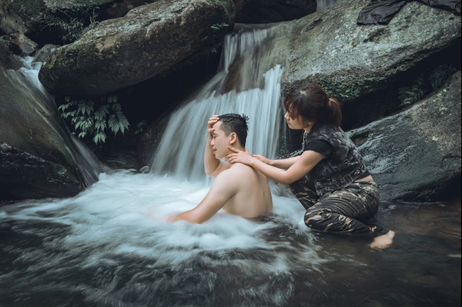Độc đáo bộ ảnh cưới theo phong cách “Tarzan & Jane” của cặp đôi Hà Thành!