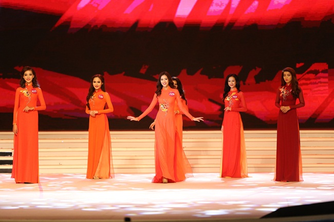 Hé lộ hình ảnh tổng duyệt trước đêm chung kết Hoa hậu Hoàn Vũ Việt Nam 2015