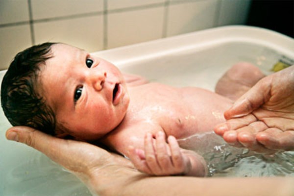 Những điều mẹ nên 'cảnh giác' khi tắm cho bé sơ sinh