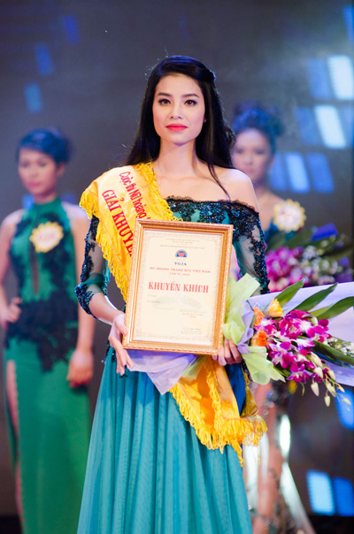 Ngắm vẻ đẹp “khó cưỡng” của Tân Hoa Hậu Hoàn Vũ Việt Nam 2015