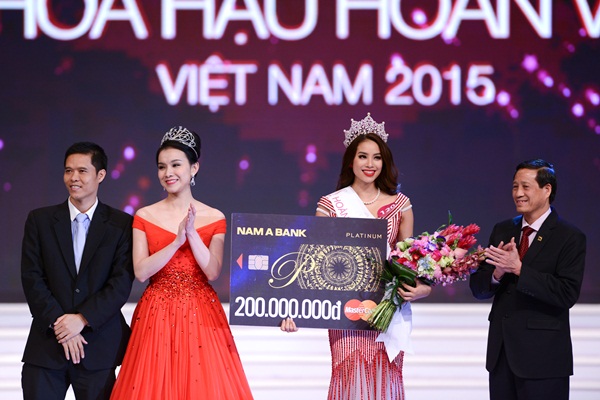 Vượt bão scandal, Phạm Hương đăng quang Hoa hậu HVVN 2015