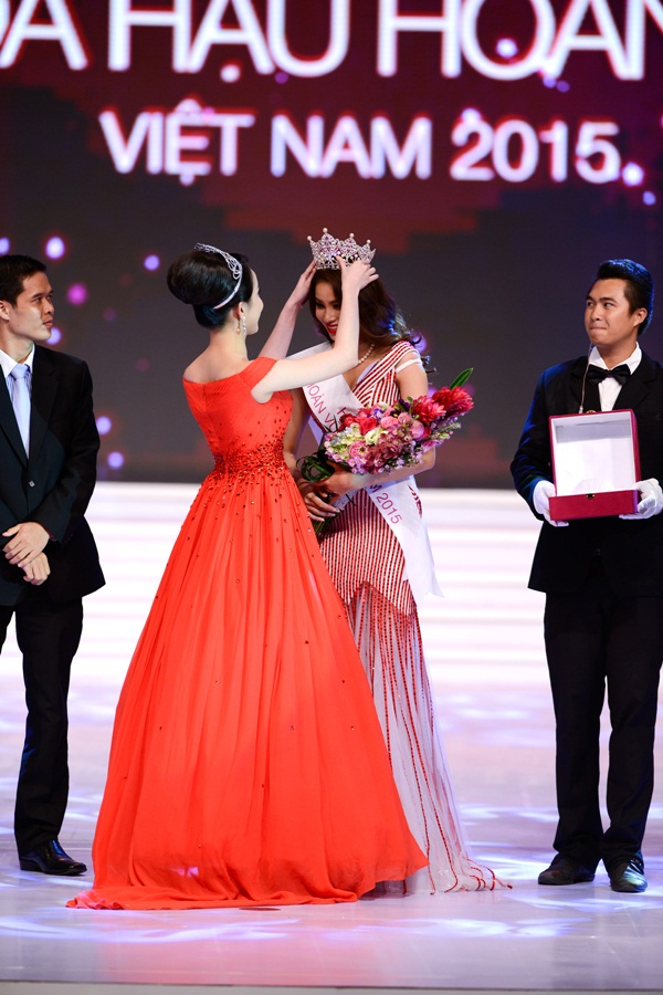 Vượt bão scandal, Phạm Hương đăng quang Hoa hậu HVVN 2015