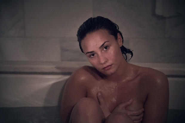 SỐC: Demi Lovato chụp ảnh “không quần áo, không trang điểm, không chỉnh sửa”