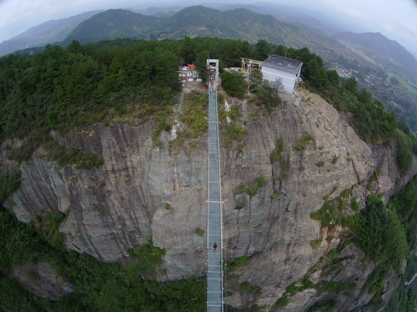 Hãi hùng với cầu treo thủy tinh vắt ngang vực sâu tại Trung Quốc 9
