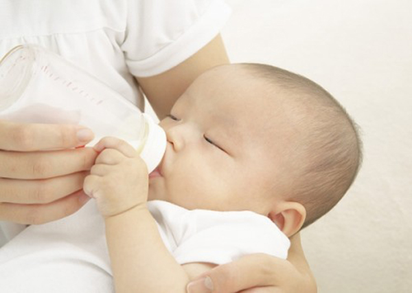 Không dung nạp lactose gây tiêu chảy ở trẻ sơ sinh