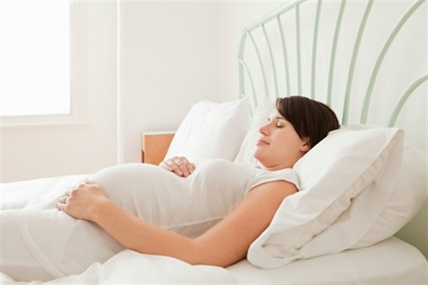 Tư thế ngủ an toàn cho mẹ bầu trong thai kì đầu