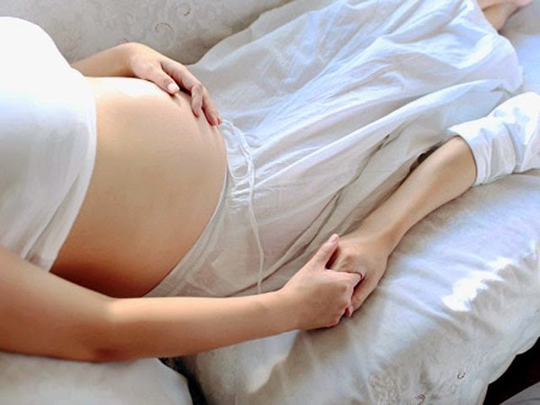 Tư thế ngủ an toàn cho mẹ bầu trong thai kì đầu
