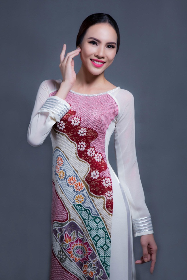 Lệ Quyên “cầu cứu” NTK Võ Việt Chung tại Miss Grand International 2015