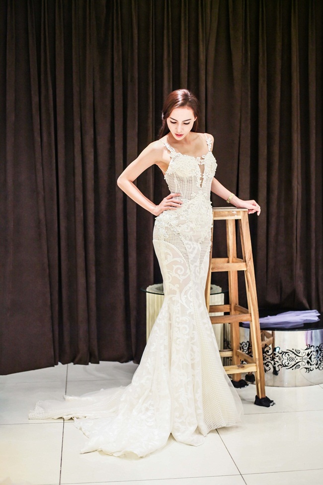 Lệ Quyên “cầu cứu” NTK Võ Việt Chung tại Miss Grand International 2015