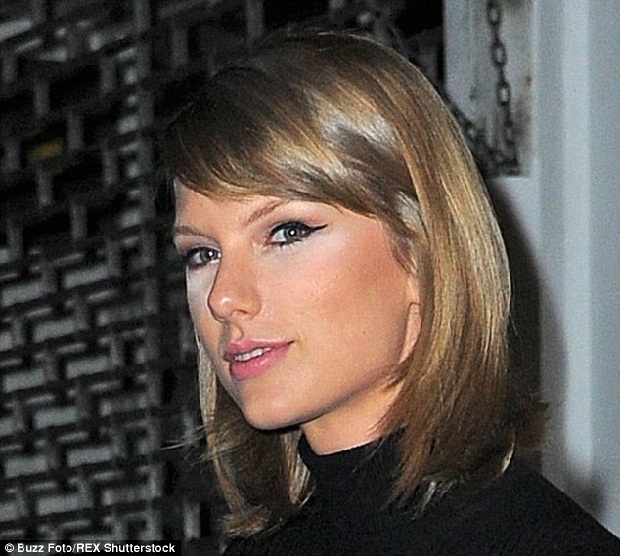 Taylor Swift bị chuyên gia trang điểm “dìm hàng”