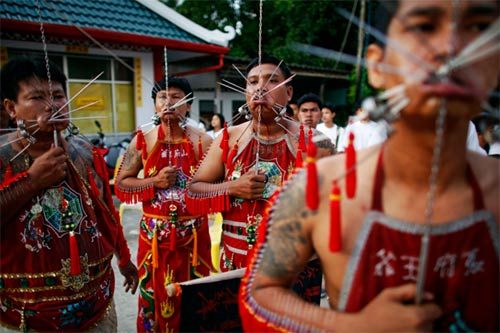 Lễ hội tháng 10: Đến Phuket xem người Thái 'hành xác' 7