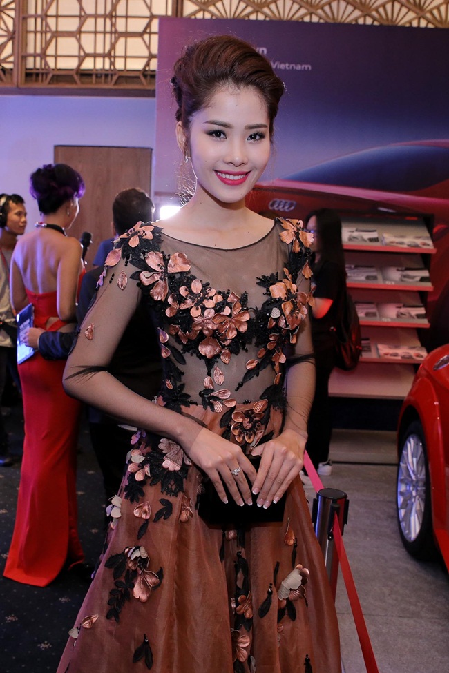 Mỹ nhân Việt lộng lẫy trên thảm đỏ Vietnam International Fashion Week 2015