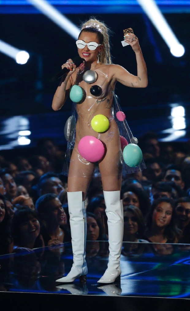SỐC: Miley Cyrus tổ chức show diễn khỏa thân