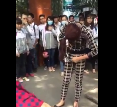 Kinh hoàng cô gái bị đổ mắm tôm lên đầu ở Quảng Ninh