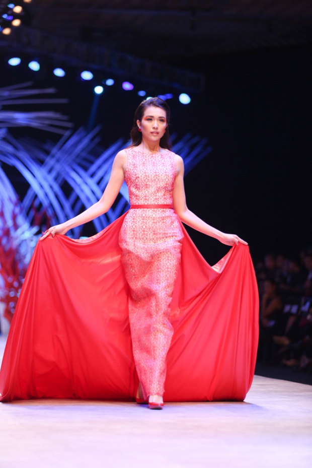Hoa hậu Phạm Hương quyến rũ trên sàn diễn catwalk
