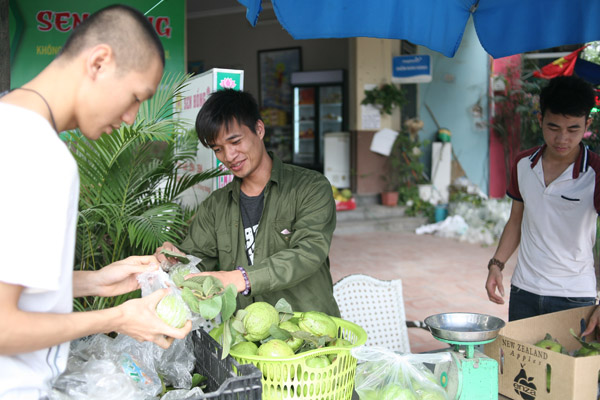 Lệ Rơi dùng 'tên tuổi' để đi bán ổi tại Hà Nội