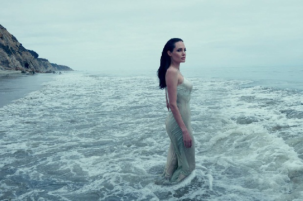 HOT: Angelina Jolie – Brad Pitt chụp ảnh “trăng mật” trên biển cùng các con