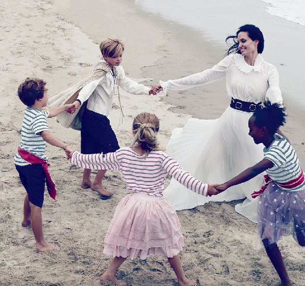 HOT: Angelina Jolie – Brad Pitt chụp ảnh “trăng mật” trên biển cùng các con