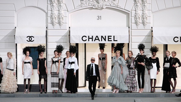 Sàn diễn của Chanel đã từng hoành tráng thế nào?