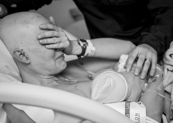 Khoảnh khắc đẹp: Mẹ bị ung thư cho con bú
