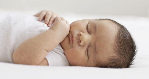 Chăm sóc rốn bé sơ sinh - tuyệt đối không dùng bông tẩm cồn