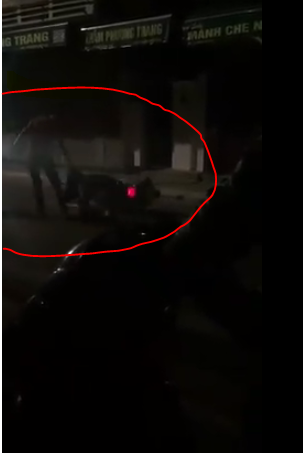 Chàng trai đánh cô gái túi bụi trên phố trong đêm tối