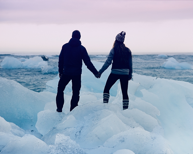 Ngắm bộ ảnh của cặp đôi cầm tay nhau đi khắp đất Iceland