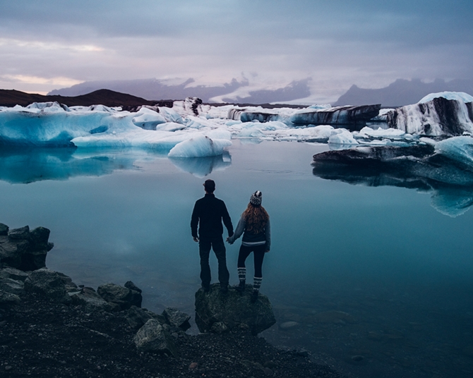 Ngắm bộ ảnh của cặp đôi cầm tay nhau đi khắp đất Iceland