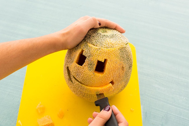 Trang trí Halloween với đèn lồng trái cây tự khắc