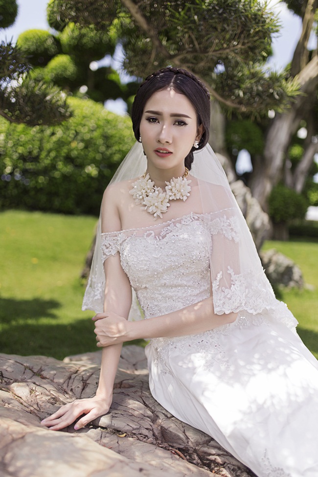 Ngắm vẻ đẹp quyến rũ của Phan Thị Mơ trong váy cưới