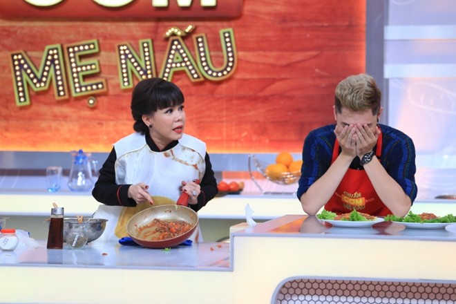  Chuẩn cơm mẹ nấu tập 5 ngày 25/10 trên VTV3: Việt Hương khen ngợi Bảo Kun hết lời.