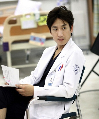 Điểm danh những anh chàng bác sĩ quyến rũ trong phim Hàn
