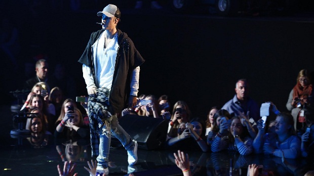 SỐC: Justin Bieber hủy concert khi đang diễn vì…giận fan