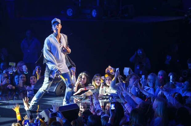 SỐC: Justin Bieber hủy concert khi đang diễn vì…giận fan