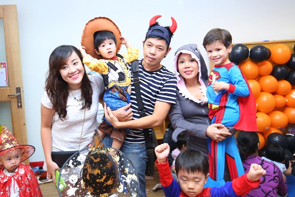 Việt Hương, Thái Hoà mừng Halloween bên con trai