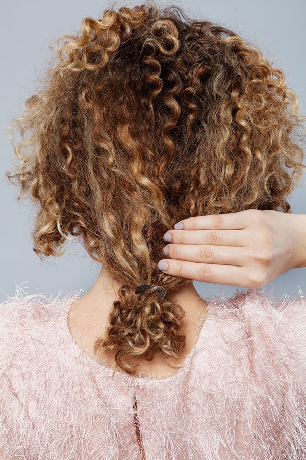 3 gợi ý tạo kiểu cho nàng tóc xoăn cho mùa đông thêm ấm áp