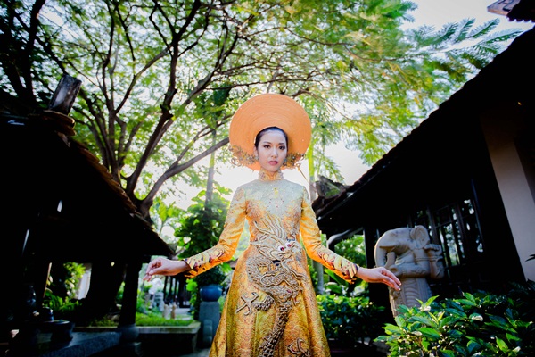 Quốc phục đính 2000 viên pha lê của Thuý Vân tại Miss International 2015